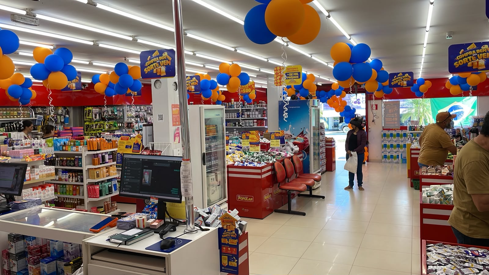 Interior amplo e abastecido da Farmácia Ultra Popular